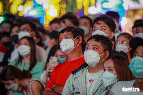Hàng ngàn cổ động viên tiếp sức cho tuyển U23 Việt Nam ở phố đi bộ Nguyễn Huệ - Ảnh 4. Hàng ngàn cổ động viên tiếp sức cho tuyển U23 Việt Nam ở phố đi bộ Nguyễn Huệ - Ảnh 4.