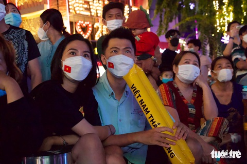 Hàng ngàn cổ động viên tiếp sức cho tuyển U23 Việt Nam ở phố đi bộ Nguyễn Huệ - Ảnh 5. Hàng ngàn cổ động viên tiếp sức cho tuyển U23 Việt Nam ở phố đi bộ Nguyễn Huệ - Ảnh 5.