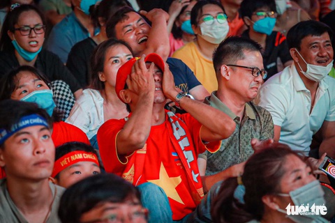 Hàng ngàn cổ động viên tiếp sức cho tuyển U23 Việt Nam ở phố đi bộ Nguyễn Huệ - Ảnh 6. Hàng ngàn cổ động viên tiếp sức cho tuyển U23 Việt Nam ở phố đi bộ Nguyễn Huệ - Ảnh 6.