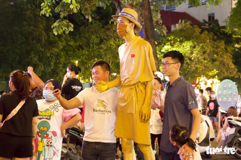 Hàng ngàn cổ động viên tiếp sức cho tuyển U23 Việt Nam ở phố đi bộ Nguyễn Huệ - Ảnh 7. Hàng ngàn cổ động viên tiếp sức cho tuyển U23 Việt Nam ở phố đi bộ Nguyễn Huệ - Ảnh 7.