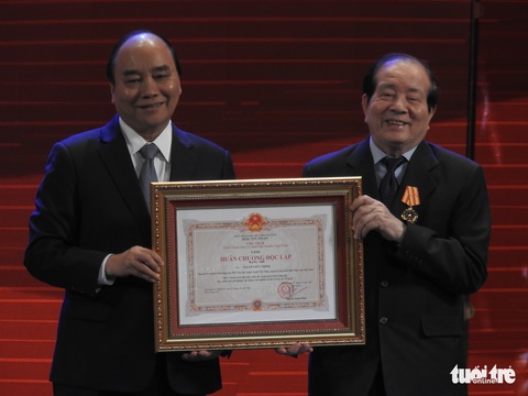 Nhà thơ Hữu Thỉnh nhận Huân chương Độc lập - Ảnh 1. Nhà thơ Hữu Thỉnh nhận Huân chương Độc lập - Ảnh 1.