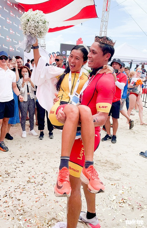 Chàng trai bất ngờ được bạn gái cầu hôn tại vạch đích Ironman 70.3 - Ảnh 1. Chàng trai bất ngờ được bạn gái cầu hôn tại vạch đích Ironman 70.3 - Ảnh 1.