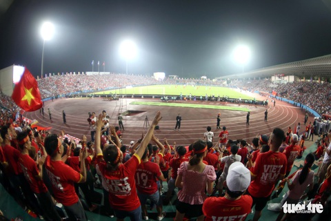 Sân Việt Trì thay bóng đèn cho trận U23 Việt Nam - U23 Philippines - Ảnh 1. Sân Việt Trì thay bóng đèn cho trận U23 Việt Nam - U23 Philippines - Ảnh 1.