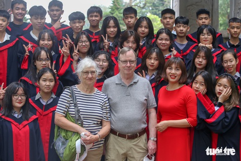 Du khách nước ngoài thích thú chụp ảnh tốt nghiệp cùng học sinh Việt Nam - Ảnh 1. Du khách nước ngoài thích thú chụp ảnh tốt nghiệp cùng học sinh Việt Nam - Ảnh 1.