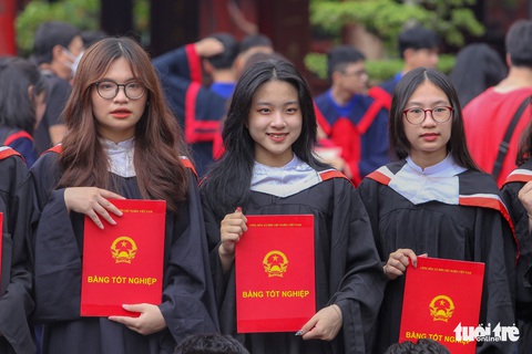 Du khách nước ngoài thích thú chụp ảnh tốt nghiệp cùng học sinh Việt Nam - Ảnh 7. Du khách nước ngoài thích thú chụp ảnh tốt nghiệp cùng học sinh Việt Nam - Ảnh 7.