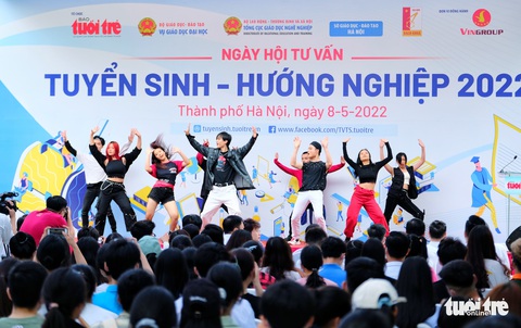Hàng ngàn thí sinh đến với Ngày hội tư vấn tuyển sinh tại Hà Nội - Ảnh 9. Hàng ngàn thí sinh đến với Ngày hội tư vấn tuyển sinh tại Hà Nội - Ảnh 9.