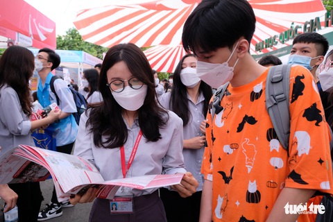 Hàng ngàn thí sinh đến với Ngày hội tư vấn tuyển sinh tại Hà Nội - Ảnh 14. Hàng ngàn thí sinh đến với Ngày hội tư vấn tuyển sinh tại Hà Nội - Ảnh 14.