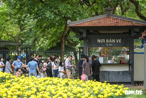 Du khách nước ngoài thích thú chụp ảnh tốt nghiệp cùng học sinh Việt Nam - Ảnh 4. Du khách nước ngoài thích thú chụp ảnh tốt nghiệp cùng học sinh Việt Nam - Ảnh 4.
