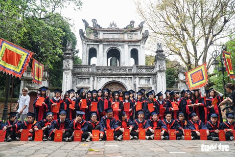 Du khách nước ngoài thích thú chụp ảnh tốt nghiệp cùng học sinh Việt Nam - Ảnh 8. Du khách nước ngoài thích thú chụp ảnh tốt nghiệp cùng học sinh Việt Nam - Ảnh 8.