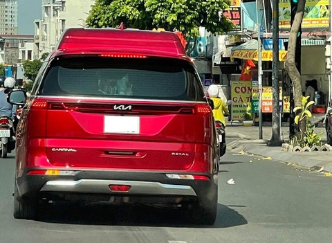 Khách hàng phải cọc 300 triệu nếu muốn mua Kia Carnival Royal tại Việt Nam - Ảnh 2. Khách hàng phải cọc 300 triệu nếu muốn mua Kia Carnival Royal tại Việt Nam - Ảnh 2.
