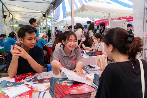 Hàng ngàn thí sinh đến với Ngày hội tư vấn tuyển sinh tại Hà Nội - Ảnh 13. Hàng ngàn thí sinh đến với Ngày hội tư vấn tuyển sinh tại Hà Nội - Ảnh 13.