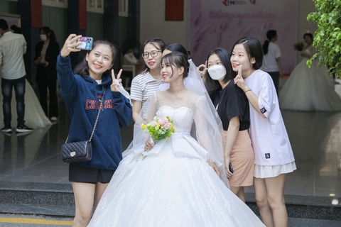 Sinh viên xúng xính váy cô dâu trong sân trường - Ảnh 3. Sinh viên xúng xính váy cô dâu trong sân trường - Ảnh 3.