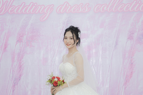 Sinh viên xúng xính váy cô dâu trong sân trường - Ảnh 6. Sinh viên xúng xính váy cô dâu trong sân trường - Ảnh 6.