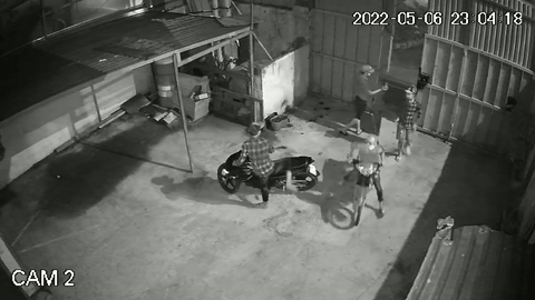 Camera ghi hình ảnh nhóm thanh niên trộm cắp tại nhà xưởng ở Bình Chánh - Ảnh 1. Camera ghi hình ảnh nhóm thanh niên trộm cắp tại nhà xưởng ở Bình Chánh - Ảnh 1.