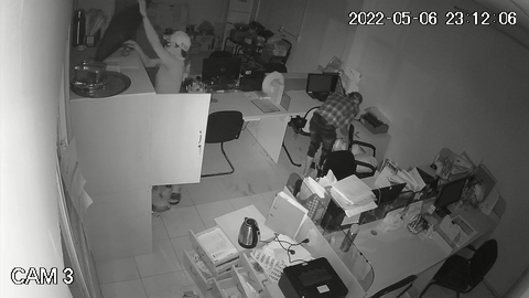 Camera ghi hình ảnh nhóm thanh niên trộm cắp tại nhà xưởng ở Bình Chánh - Ảnh 2. Camera ghi hình ảnh nhóm thanh niên trộm cắp tại nhà xưởng ở Bình Chánh - Ảnh 2.