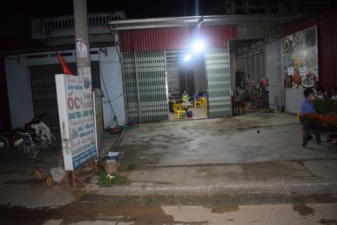 Hai nhóm thanh niên xô xát tại quán ăn đêm, một người bị đâm tử vong - Ảnh 1. Hai nhóm thanh niên xô xát tại quán ăn đêm, một người bị đâm tử vong - Ảnh 1.