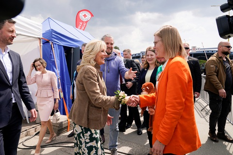 Đệ nhất phu nhân Mỹ bí mật sang Ukraine bằng xe hơi - Ảnh 7. Đệ nhất phu nhân Mỹ bí mật sang Ukraine bằng xe hơi - Ảnh 7.