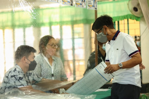 Tấn công bằng lựu đạn tại điểm bỏ phiếu ở Philippines - Ảnh 2. Tấn công bằng lựu đạn tại điểm bỏ phiếu ở Philippines - Ảnh 2.