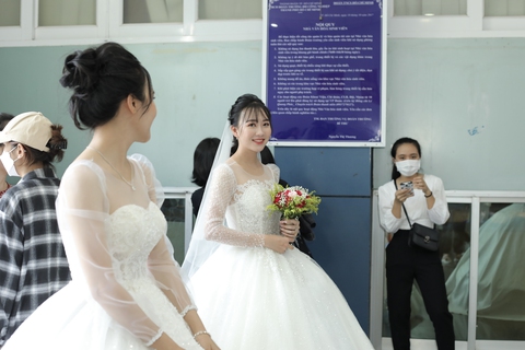 Sinh viên xúng xính váy cô dâu trong sân trường - Ảnh 7. Sinh viên xúng xính váy cô dâu trong sân trường - Ảnh 7.