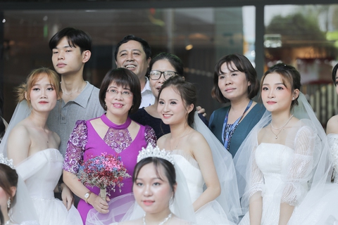 Sinh viên xúng xính váy cô dâu trong sân trường - Ảnh 1. Sinh viên xúng xính váy cô dâu trong sân trường - Ảnh 1.