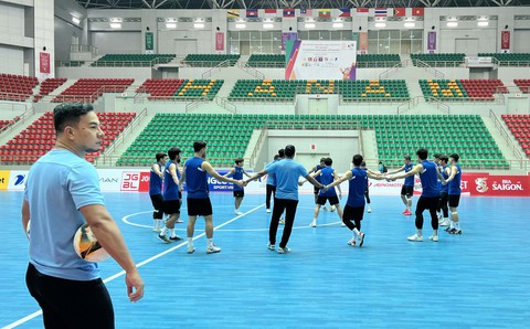 Phải nhập viện, huấn luyện viên futsal Malaysia không có mặt ở buổi tập - Ảnh 1. Phải nhập viện, huấn luyện viên futsal Malaysia không có mặt ở buổi tập - Ảnh 1.