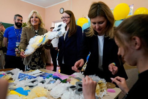 Đệ nhất phu nhân Mỹ bí mật sang Ukraine bằng xe hơi - Ảnh 4. Đệ nhất phu nhân Mỹ bí mật sang Ukraine bằng xe hơi - Ảnh 4.