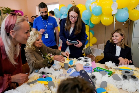 Đệ nhất phu nhân Mỹ bí mật sang Ukraine bằng xe hơi - Ảnh 5. Đệ nhất phu nhân Mỹ bí mật sang Ukraine bằng xe hơi - Ảnh 5.