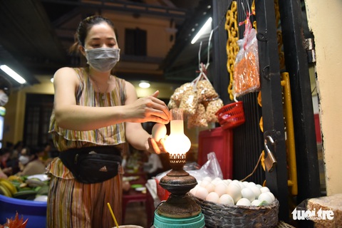 Quán hột vịt lộn nườm nượp khách: Bí quyết nằm ở cách rọi trứng đúng cách của cô chủ - Ảnh 5. Quán hột vịt lộn nườm nượp khách: Bí quyết nằm ở cách rọi trứng đúng cách của cô chủ - Ảnh 5.