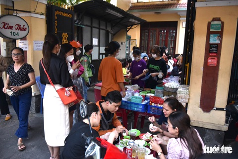 Quán hột vịt lộn nườm nượp khách: Bí quyết nằm ở cách rọi trứng đúng cách của cô chủ - Ảnh 3. Quán hột vịt lộn nườm nượp khách: Bí quyết nằm ở cách rọi trứng đúng cách của cô chủ - Ảnh 3.