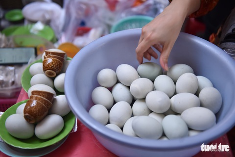 Quán hột vịt lộn nườm nượp khách: Bí quyết nằm ở cách rọi trứng đúng cách của cô chủ - Ảnh 2. Quán hột vịt lộn nườm nượp khách: Bí quyết nằm ở cách rọi trứng đúng cách của cô chủ - Ảnh 2.