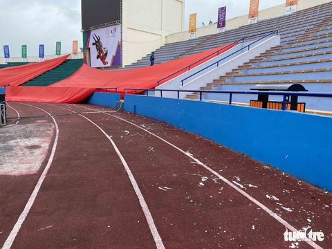 CĐV ném giấy vệ sinh cổ vũ U23 Việt Nam, sân Việt Trì mất gần 4 tiếng dọn dẹp - Ảnh 1. CĐV ném giấy vệ sinh cổ vũ U23 Việt Nam, sân Việt Trì mất gần 4 tiếng dọn dẹp - Ảnh 1.