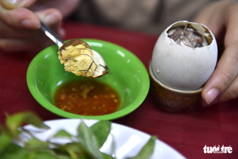 Quán hột vịt lộn nườm nượp khách: Bí quyết nằm ở cách rọi trứng đúng cách của cô chủ - Ảnh 1. Quán hột vịt lộn nườm nượp khách: Bí quyết nằm ở cách rọi trứng đúng cách của cô chủ - Ảnh 1.
