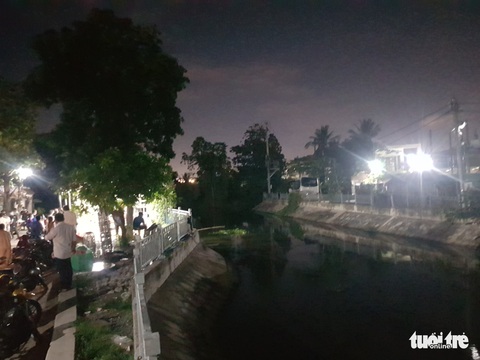 Phát hiện thi thể hai anh em ruột đuối nước thương tâm trên kênh quận 12 - Ảnh 2. Phát hiện thi thể hai anh em ruột đuối nước thương tâm trên kênh quận 12 - Ảnh 2.