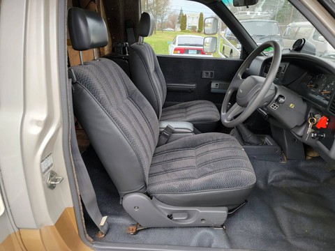 Bán tải Toyota Hilux độ nhà di động: Bên ngoài hầm hố, bên trong tiện nghi - Ảnh 2. Bán tải Toyota Hilux độ nhà di động: Bên ngoài hầm hố, bên trong tiện nghi - Ảnh 2.
