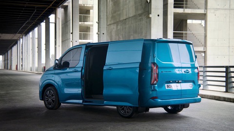 Ford Transit điện lộ diện: Chạy gần 400 km/sạc, có thể sạc ngược thiết bị ngoài - Ảnh 5. Ford Transit điện lộ diện: Chạy gần 400 km/sạc, có thể sạc ngược thiết bị ngoài - Ảnh 5.
