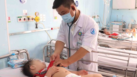 Trẻ bệnh tay chân miệng gia tăng, có trẻ nặng phải thở máy: Cha mẹ lưu ý gì? - Ảnh 1. Trẻ bệnh tay chân miệng gia tăng, có trẻ nặng phải thở máy: Cha mẹ lưu ý gì? - Ảnh 1.