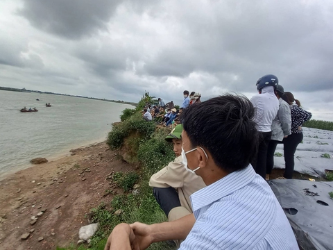 Hải Dương: Tìm kiếm nữ giáo viên cùng 2 con nhỏ mất tích, nghi bị ngã sông - Ảnh 3. Hải Dương: Tìm kiếm nữ giáo viên cùng 2 con nhỏ mất tích, nghi bị ngã sông - Ảnh 3.