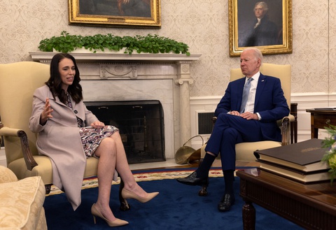 Ông Biden nhờ nữ Thủ tướng New Zealand chỉ dẫn đối phó nạn xả súng - Ảnh 1. Ông Biden nhờ nữ Thủ tướng New Zealand chỉ dẫn đối phó nạn xả súng - Ảnh 1.