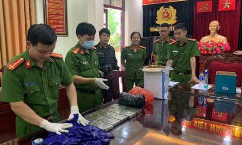 Bắt nhóm vận chuyển 10 bánh heroin, hơn 22.000 viên ma túy tổng hợp từ Lào về Việt Nam - Ảnh 1. Bắt nhóm vận chuyển 10 bánh heroin, hơn 22.000 viên ma túy tổng hợp từ Lào về Việt Nam - Ảnh 1.