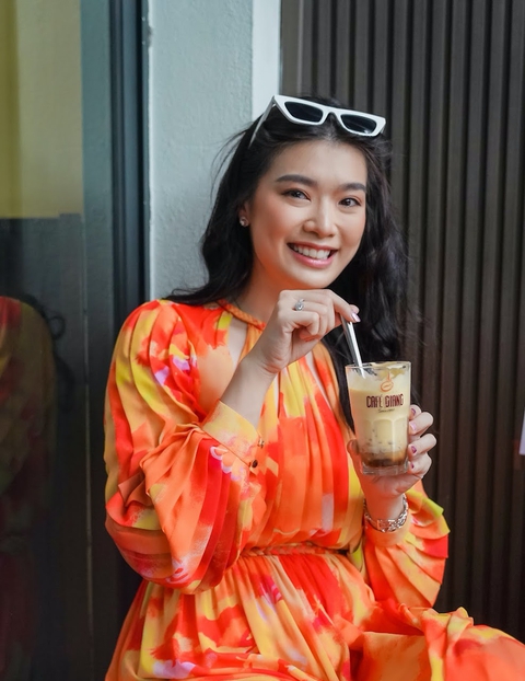 Hoa hậu Indonesia học làm cà phê trứng - Ảnh 1. Hoa hậu Indonesia học làm cà phê trứng - Ảnh 1.