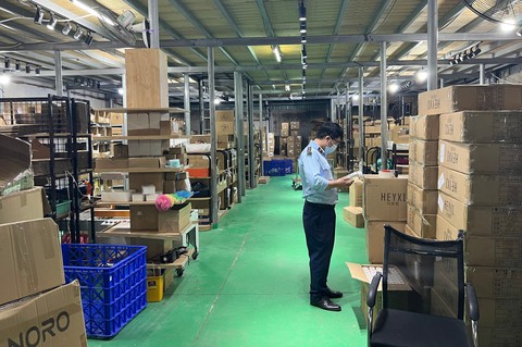 Tạm giữ lượng lớn mỹ phẩm Trung Quốc nghi nhập lậu - Ảnh 1. Tạm giữ lượng lớn mỹ phẩm Trung Quốc nghi nhập lậu - Ảnh 1.