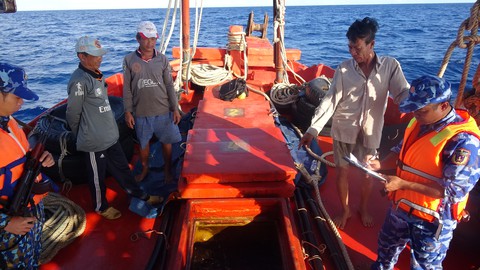 Bắt giữ tàu vận chuyển khoảng 40.000 lít dầu DO không rõ nguồn gốc - Ảnh 1. Bắt giữ tàu vận chuyển khoảng 40.000 lít dầu DO không rõ nguồn gốc - Ảnh 1.