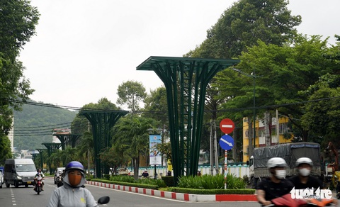Tạm dừng thi công trụ thép hoa bị kêu phá vỡ không gian kiến trúc ở Vũng Tàu - Ảnh 3. Tạm dừng thi công trụ thép hoa bị kêu phá vỡ không gian kiến trúc ở Vũng Tàu - Ảnh 3.