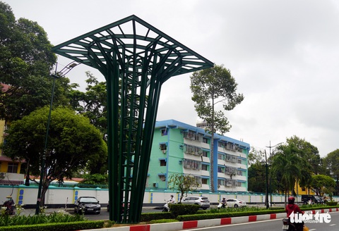 Tạm dừng thi công trụ thép hoa bị kêu phá vỡ không gian kiến trúc ở Vũng Tàu - Ảnh 2. Tạm dừng thi công trụ thép hoa bị kêu phá vỡ không gian kiến trúc ở Vũng Tàu - Ảnh 2.