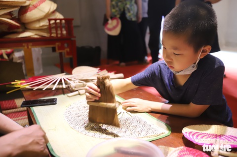Tết Đoan Ngọ đến Hoàng thành Thăng Long xem lễ ban quạt trong cung đình xưa - Ảnh 6. Tết Đoan Ngọ đến Hoàng thành Thăng Long xem lễ ban quạt trong cung đình xưa - Ảnh 6.