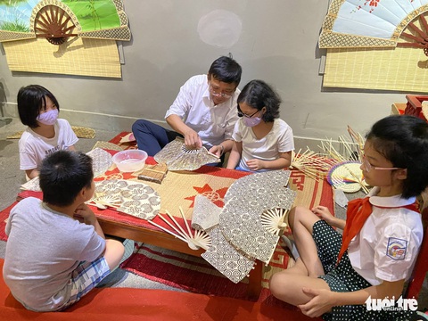Tết Đoan Ngọ đến Hoàng thành Thăng Long xem lễ ban quạt trong cung đình xưa - Ảnh 4. Tết Đoan Ngọ đến Hoàng thành Thăng Long xem lễ ban quạt trong cung đình xưa - Ảnh 4.