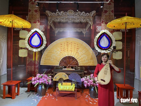 Tết Đoan Ngọ đến Hoàng thành Thăng Long xem lễ ban quạt trong cung đình xưa - Ảnh 3. Tết Đoan Ngọ đến Hoàng thành Thăng Long xem lễ ban quạt trong cung đình xưa - Ảnh 3.