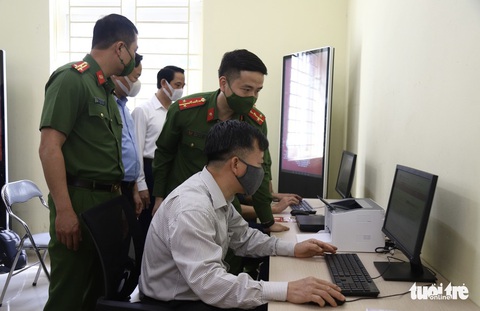 Quá tải làm hộ chiếu xuất ngoại - Ảnh 2. Quá tải làm hộ chiếu xuất ngoại - Ảnh 2.