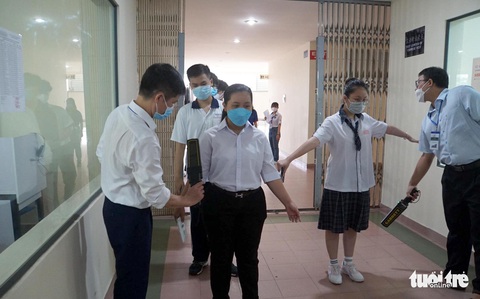 Dùng máy quét an ninh kiểm tra thí sinh vào thi năng lực chuyên biệt - Ảnh 1. Dùng máy quét an ninh kiểm tra thí sinh vào thi năng lực chuyên biệt - Ảnh 1.