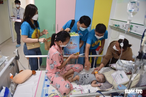 Bệnh nhi ung thư đón 1-6 với quà, bánh - Ảnh 2. Bệnh nhi ung thư đón 1-6 với quà, bánh - Ảnh 2.